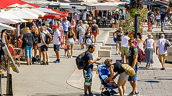 Френски курорт започва да глобява посетителите които се разхождат голи