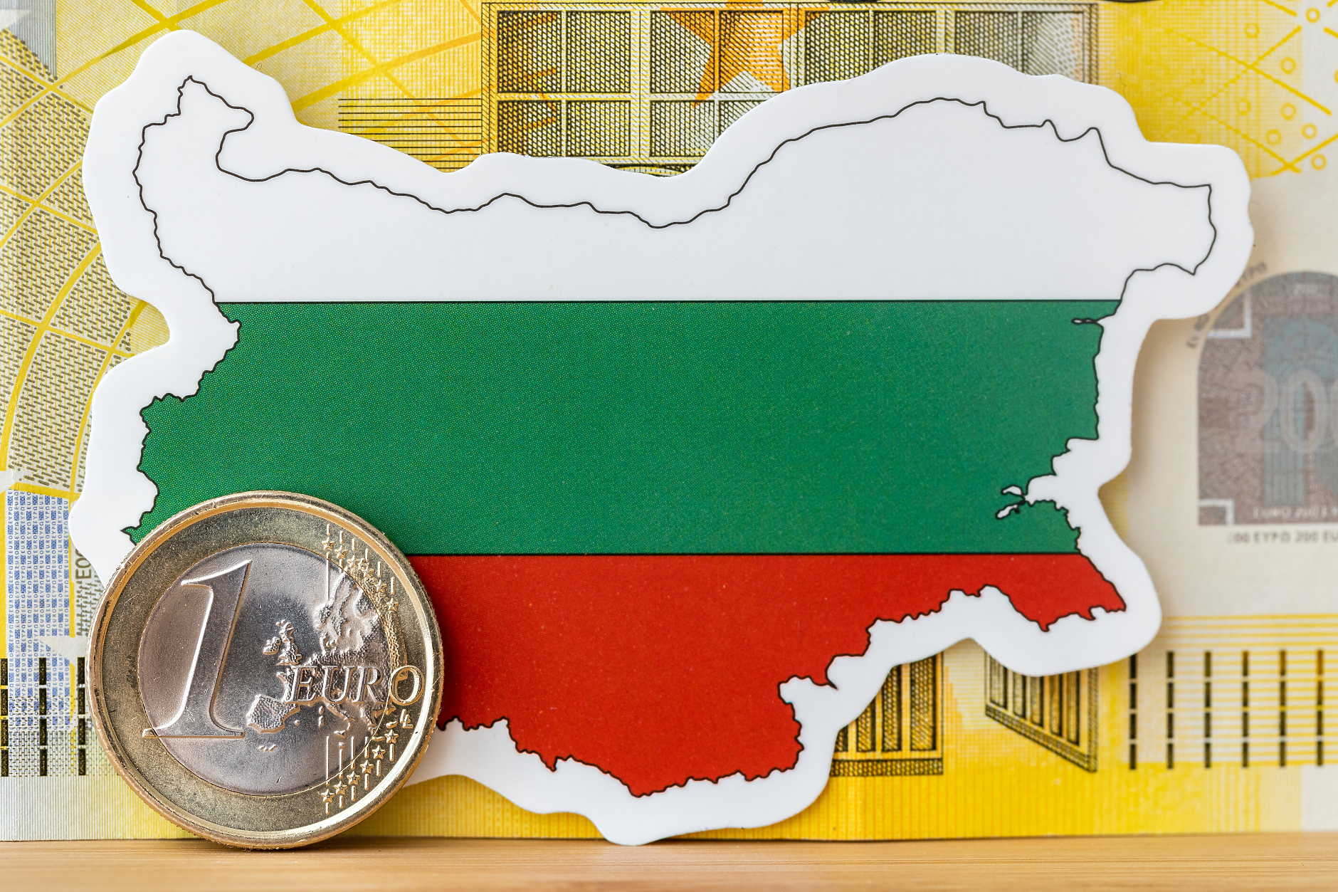 ЕП и Съветът на ЕС ще гласуват днес последните решения за приемането на България в еврозоната от 1 януари догодина