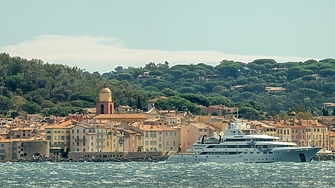 41 метровата суперяхта Sea Lady II е пламнала в пристанището на