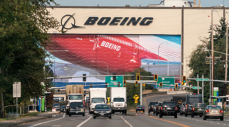 Стюардесите от самолета на Alaska Airlines, чийто люк падна по време на полет, съдят Boeing