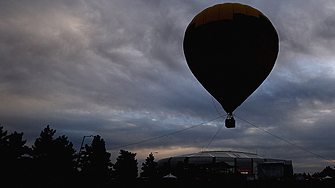 Жители на централна Аляска са забелязали голям сребристо бял балон летящ