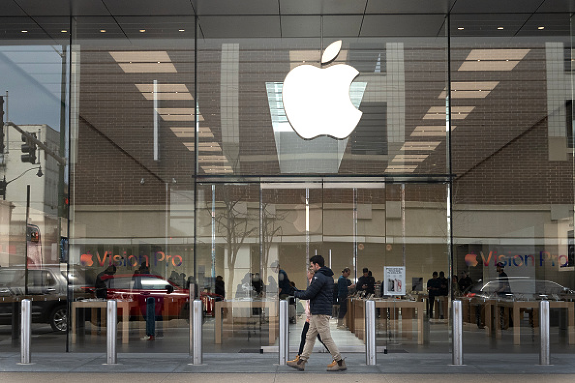 Apple активно набира инженери и реформира екипа на Siri, за да създаде конкурент на ChatGPT