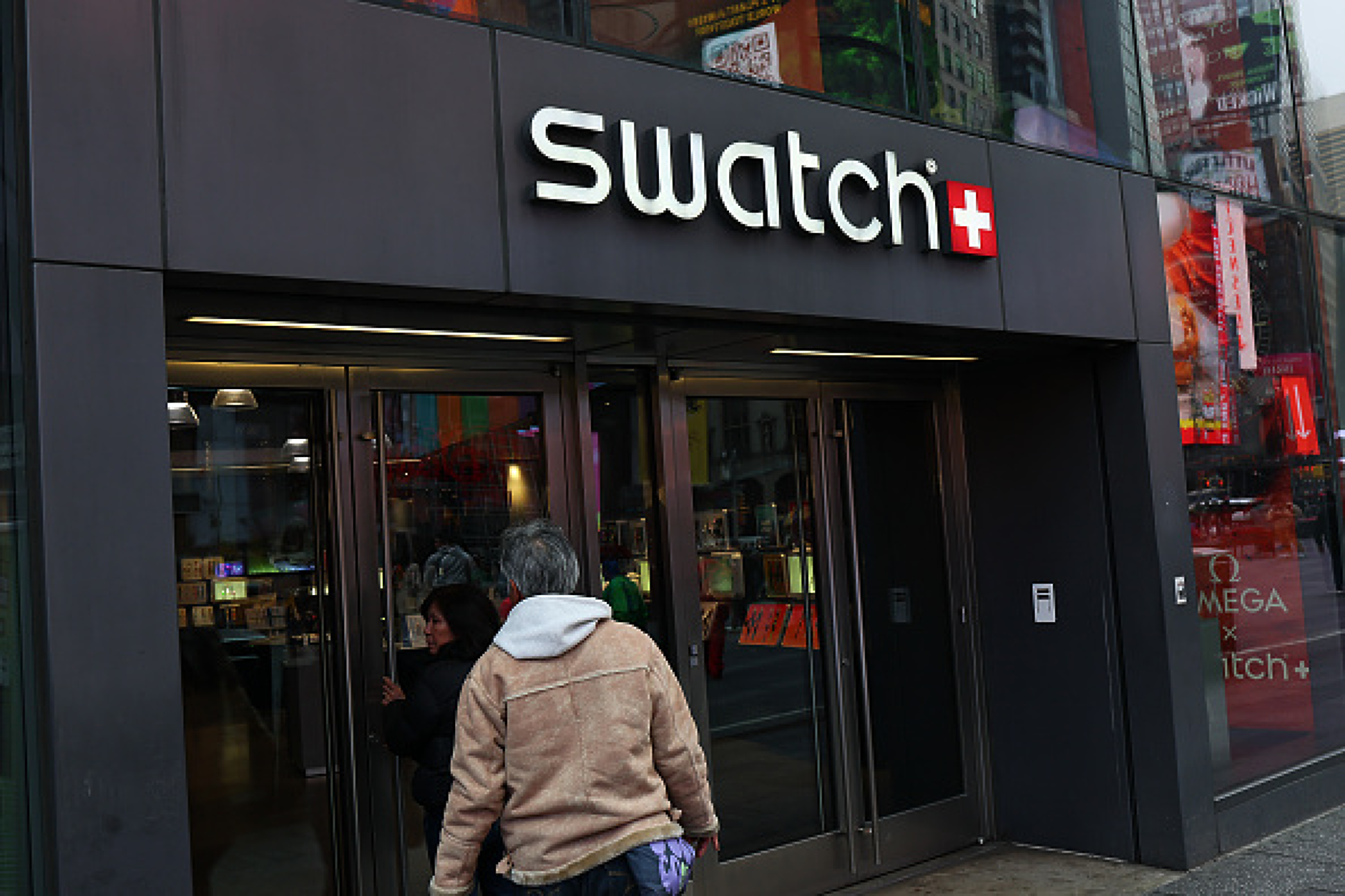 Скандал: Производителят на часовници Swatch се извини за реклама с „дръпнати очи“ в Китай