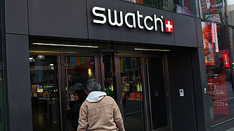 Скандал: Производителят на часовници Swatch се извини за реклама с „дръпнати очи“ в Китай