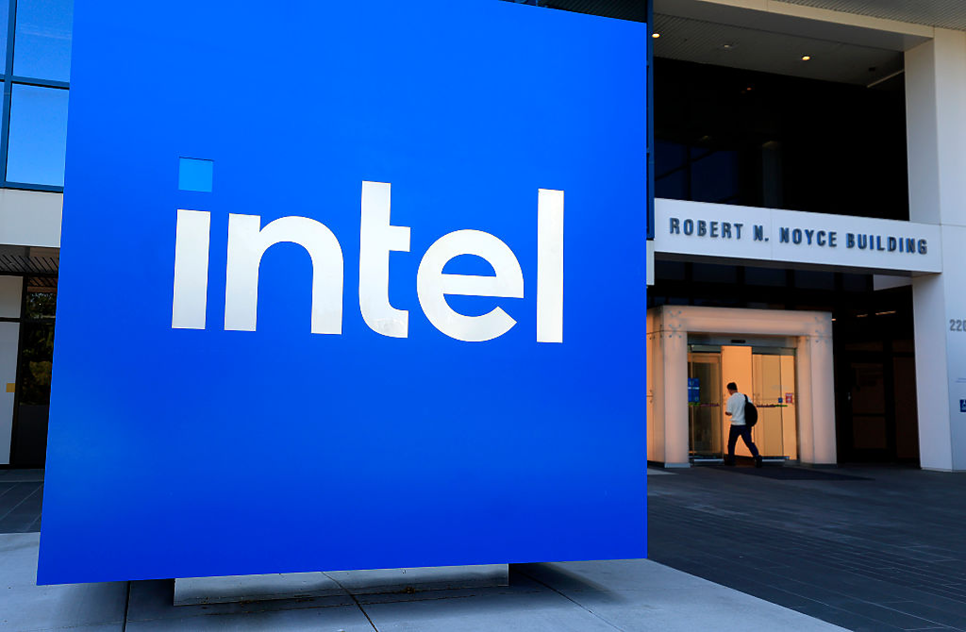 Тръмп настоява изпълнителния директор на Intel да подаде оставка заради  „конфликт на интереси“