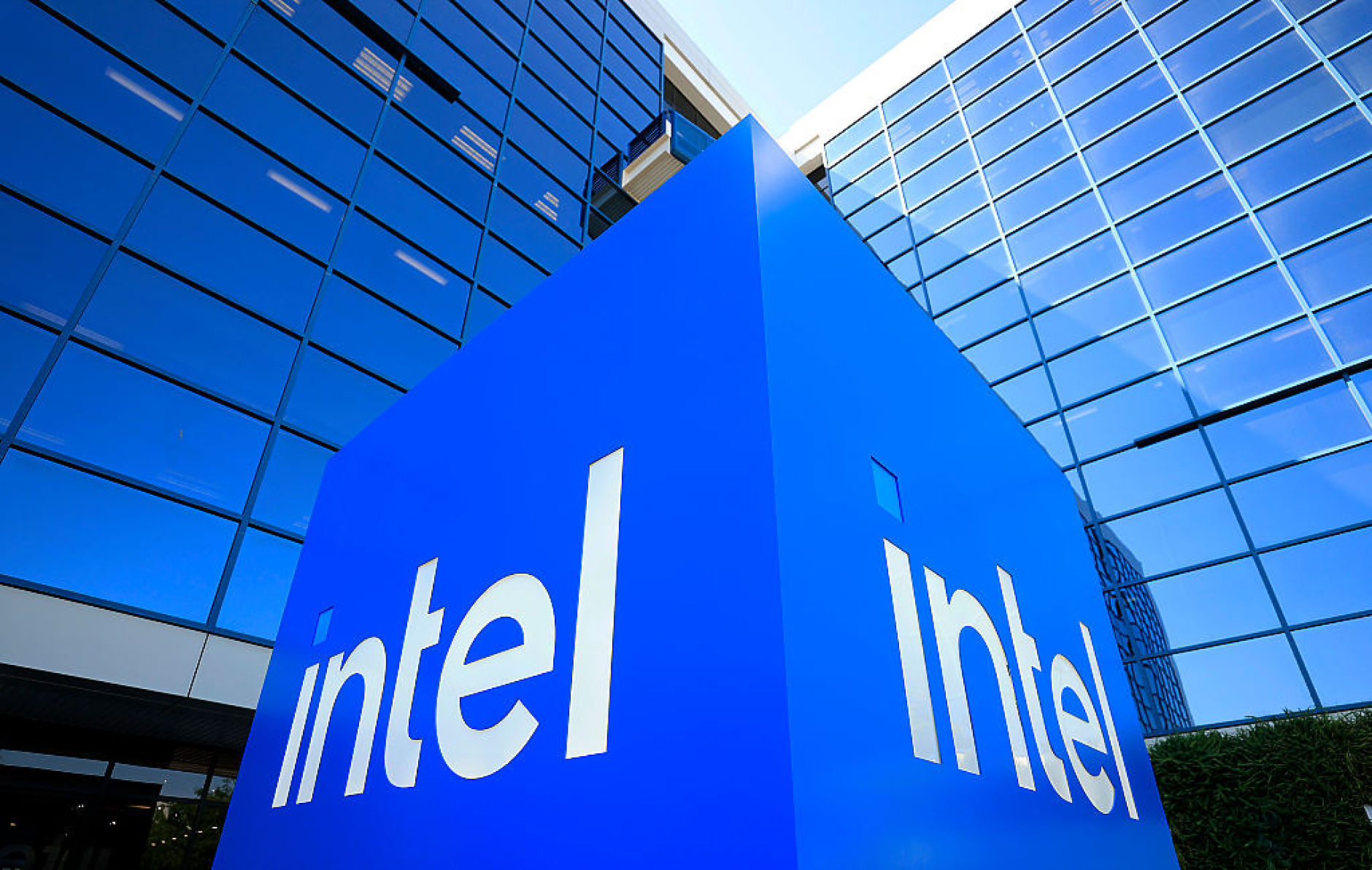 Обратен завой: Тръмп нарече шефа на Intel „успешен“ дни след като поиска неговата оставка