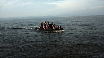 Мигранти пристигнали във Великобритания с малка лодка са задържани за