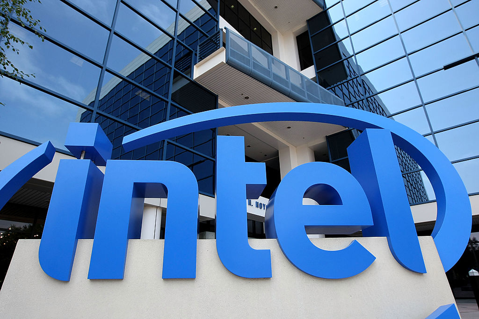 Спасителен пояс: Intel получава капиталова инжекция от 2 млрд. долара от SoftBank Group