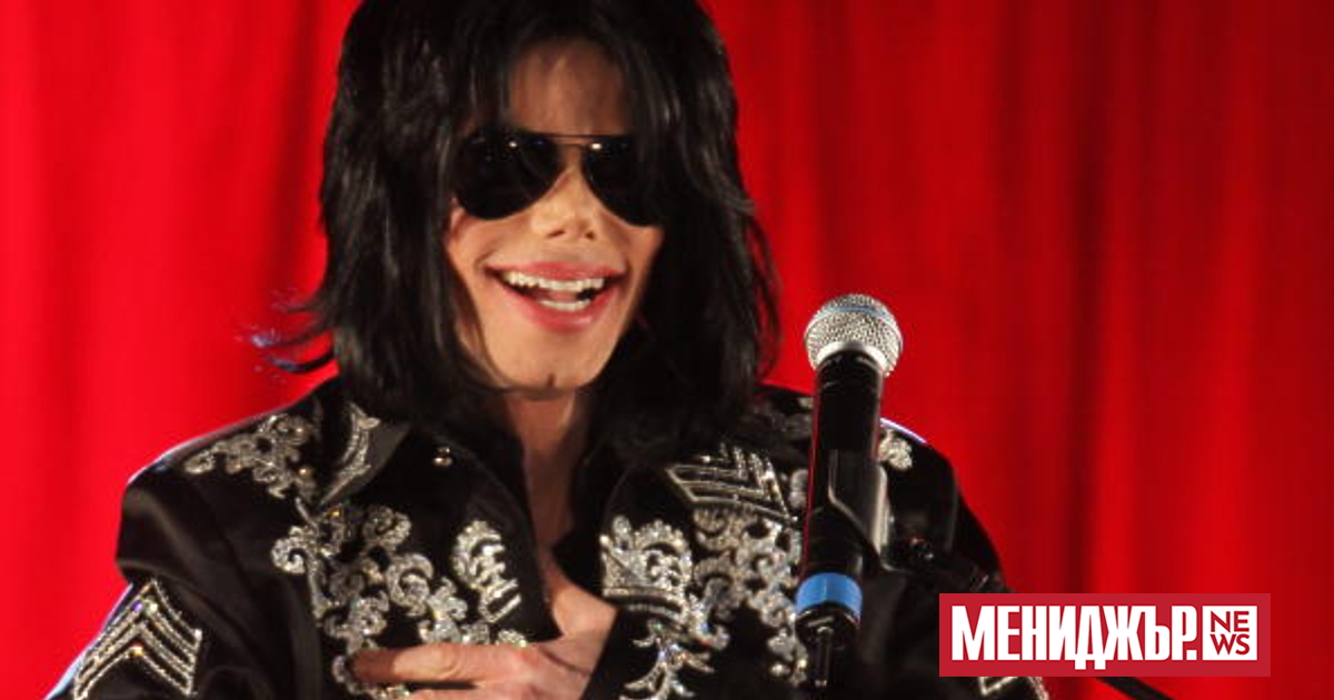 Бял чорап, бродиран с кристали, който певецът Майкъл Джексън е