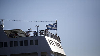 Хиляди пътници останаха блокирани в пристанището на Пирея в петък