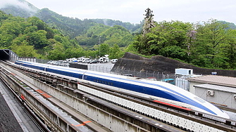 Най новата версия на влак с магнитна подемна сила maglev в Китай