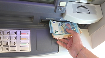 От днес тегленето на пари в брой от банкомати на