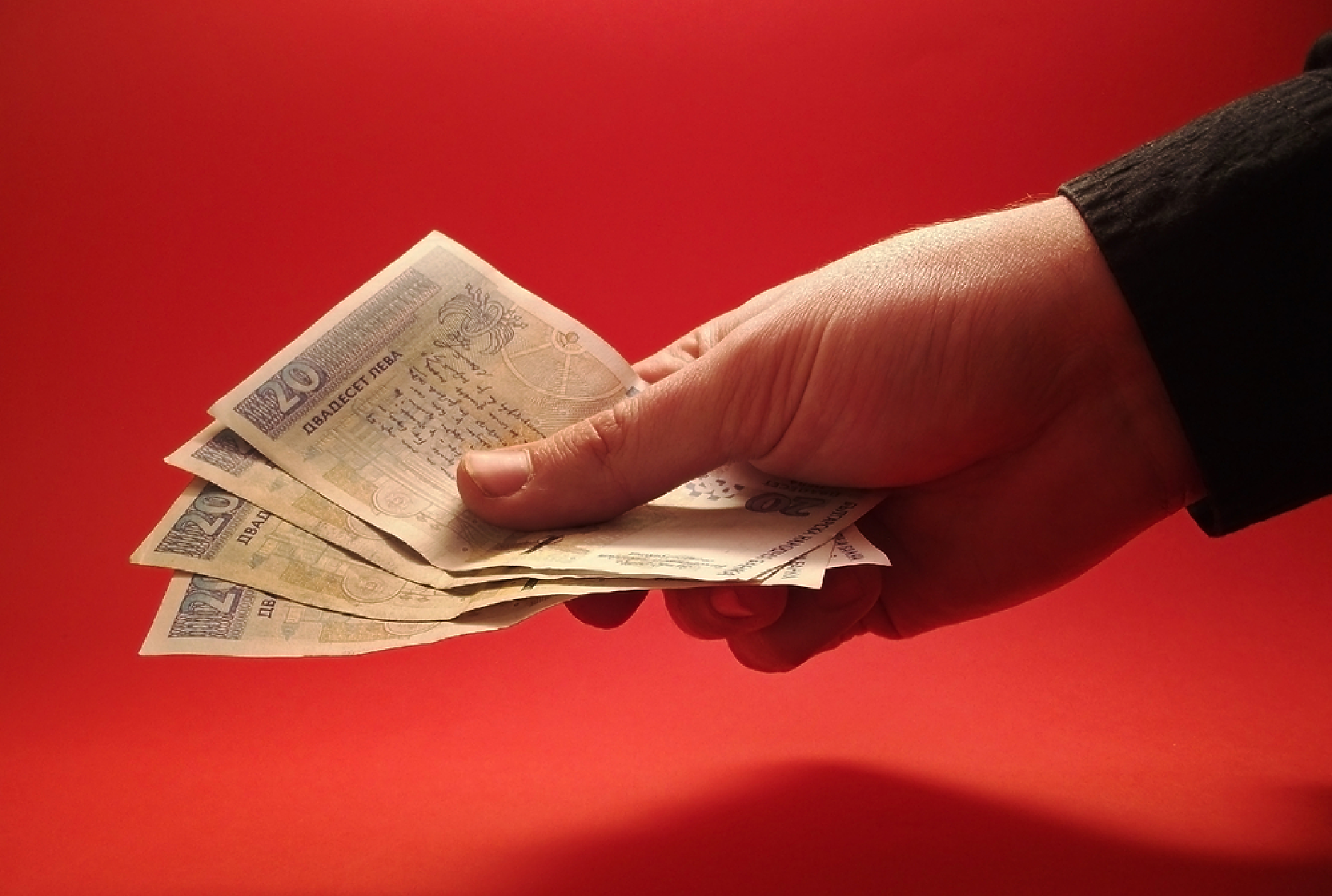 Средната брутна заплата вече е 2572 лв., за година нараства с 12%