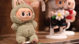 Глобалната популярност на косматата елфка Labubu помогна на продажбите на