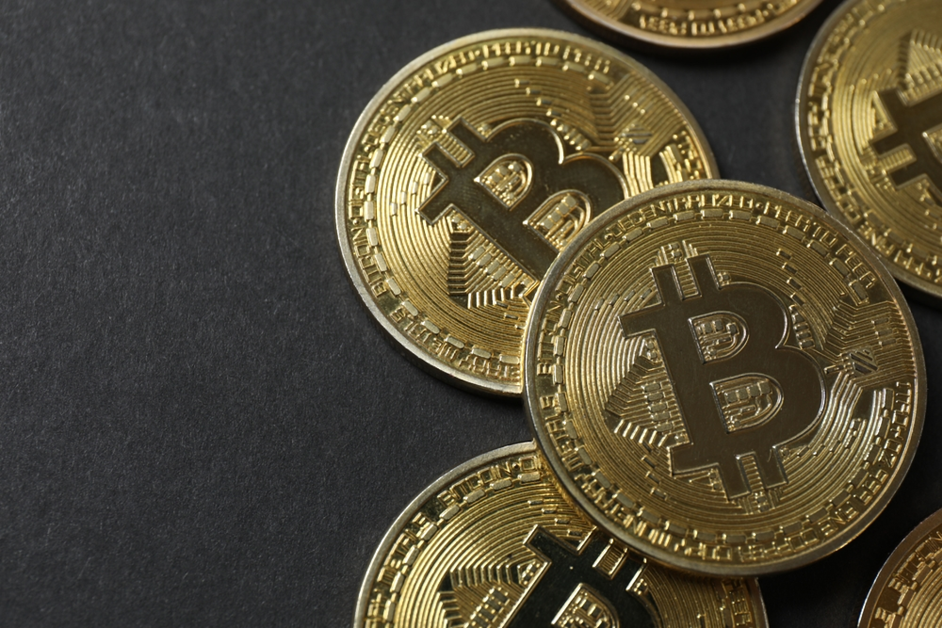 Биткойн отстъпва от рекордните нива
