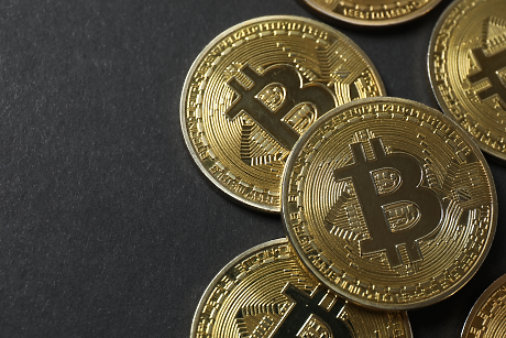 Биткойн отстъпва от рекордните нива
