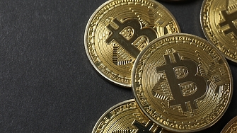 Биткойн отстъпва от рекордните нива