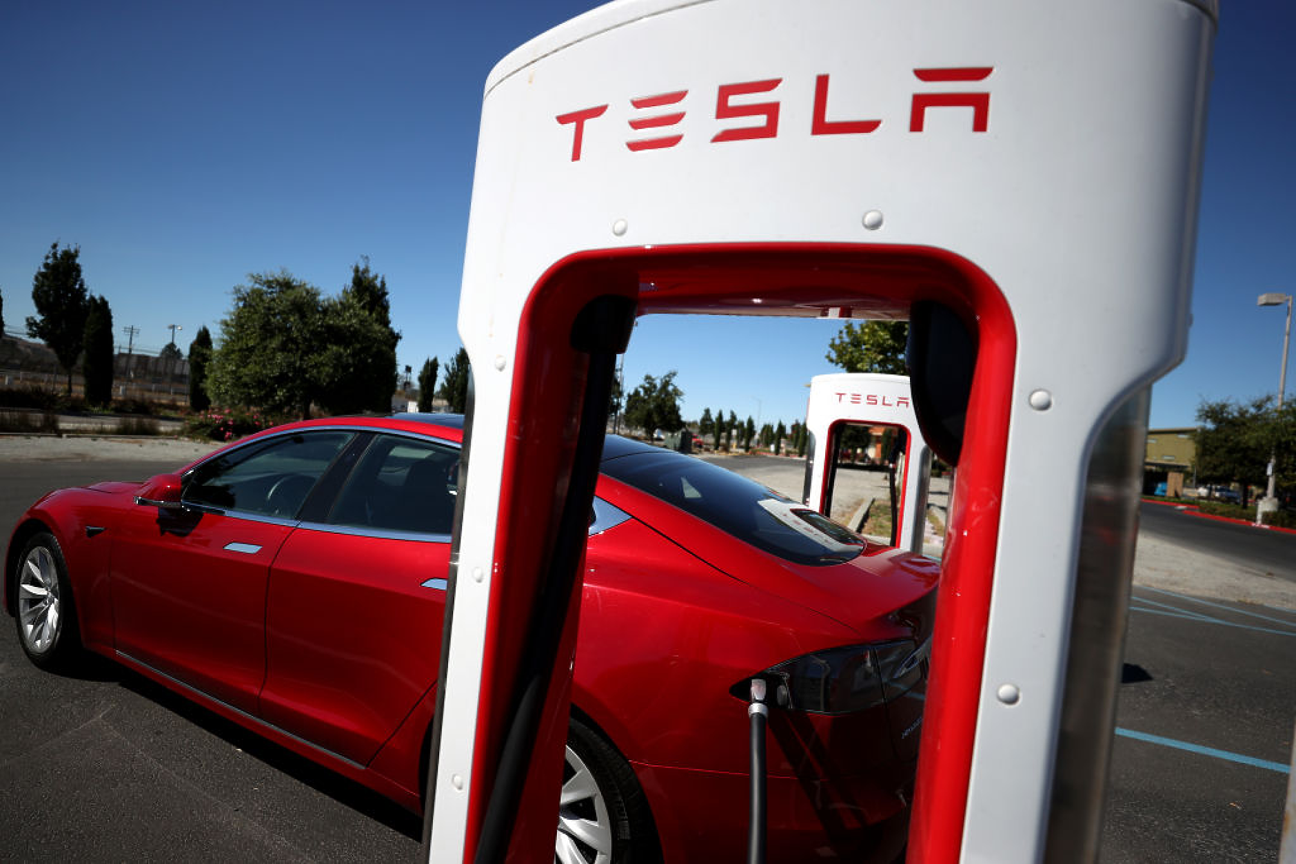 Продажбите на Tesla се сринаха с 40% в Европа, докато тези на китайския BYD се утроиха