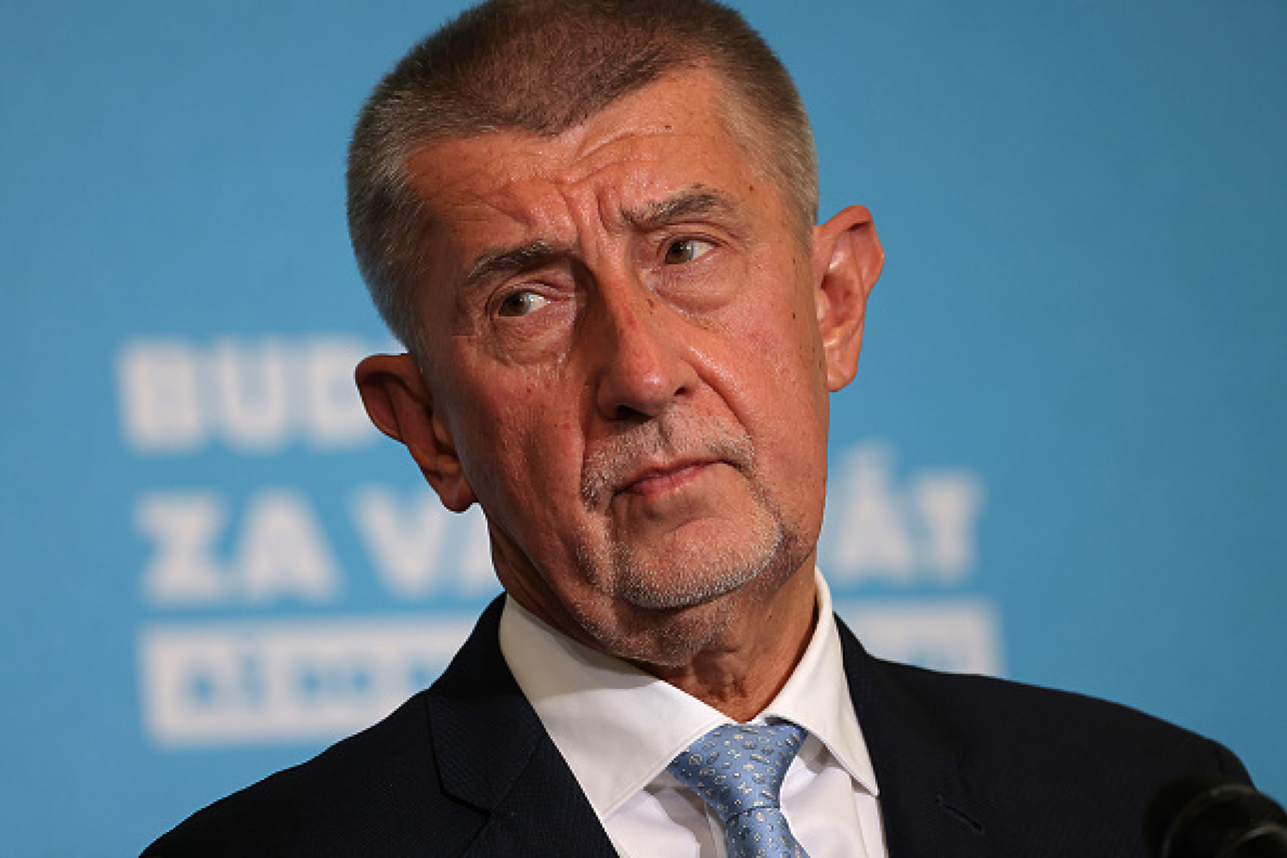 Нападател удари с патерица по главата бившия премиер на Чехия на минтинг