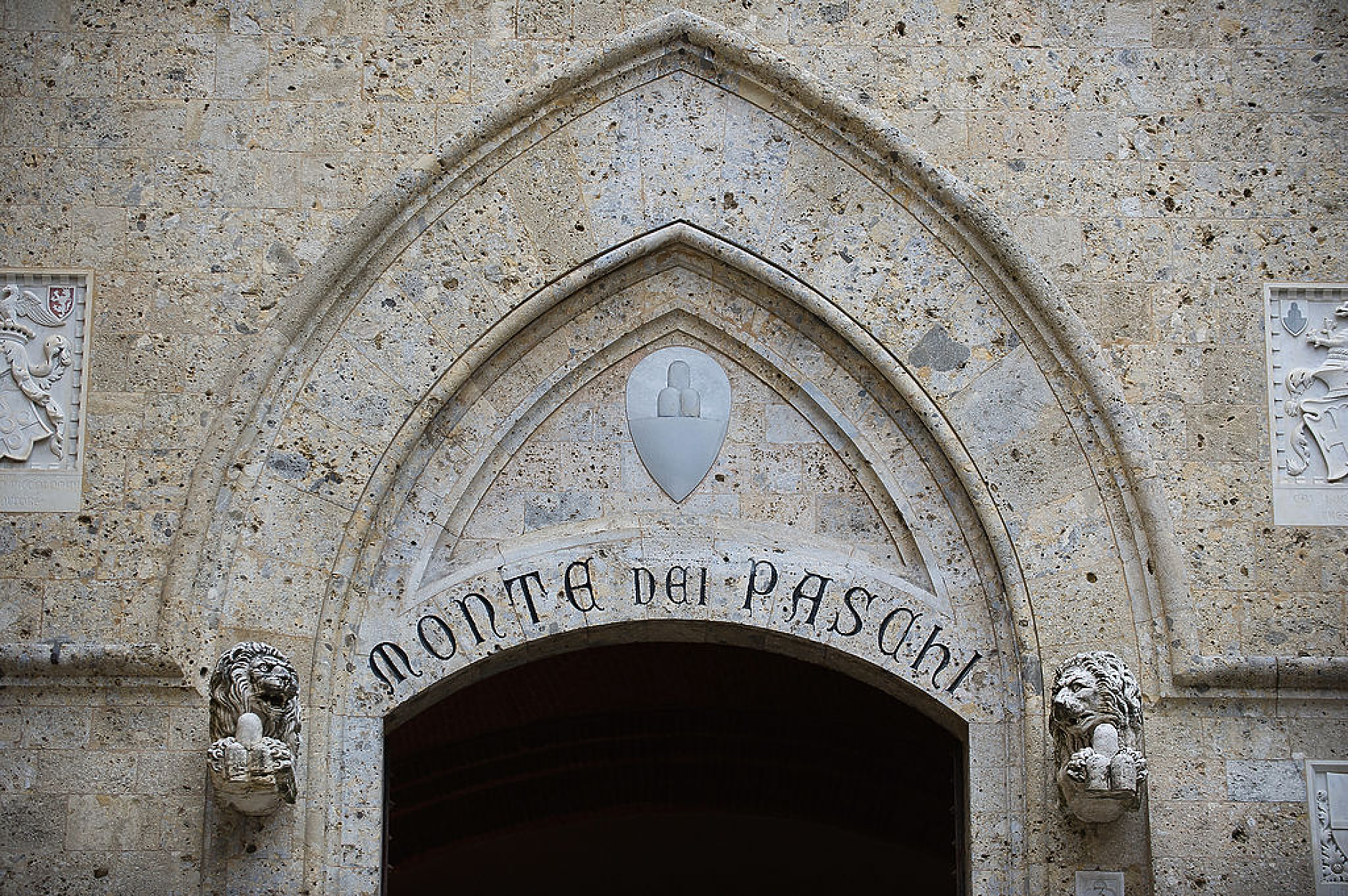 Monte dei Paschi поема контрола над Mediobanca в сделка, която разтърсва банковия сектор на Италия