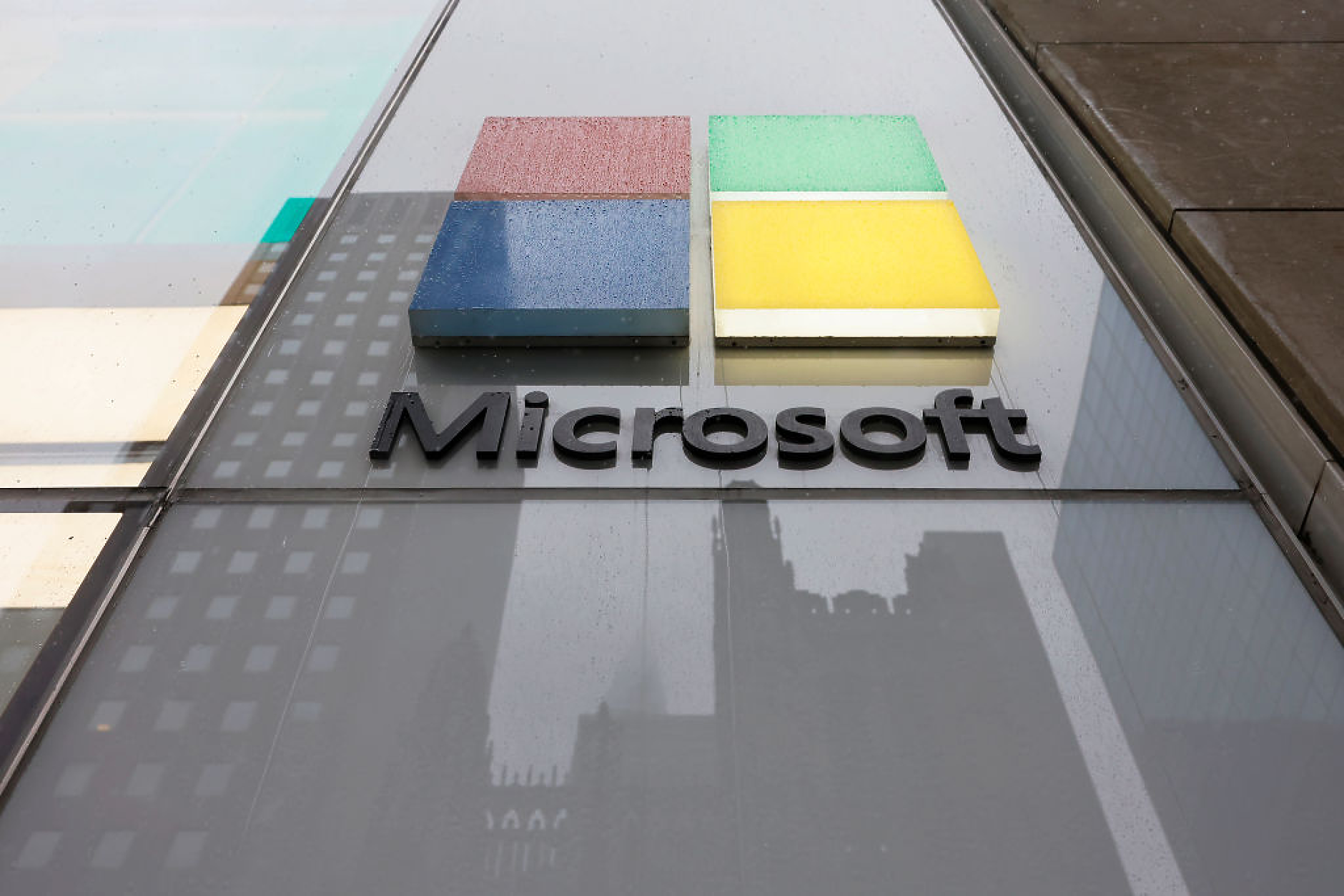 Акциите на Microsoft поскъпнаха след новини за напредък в преговорите с OpenAI