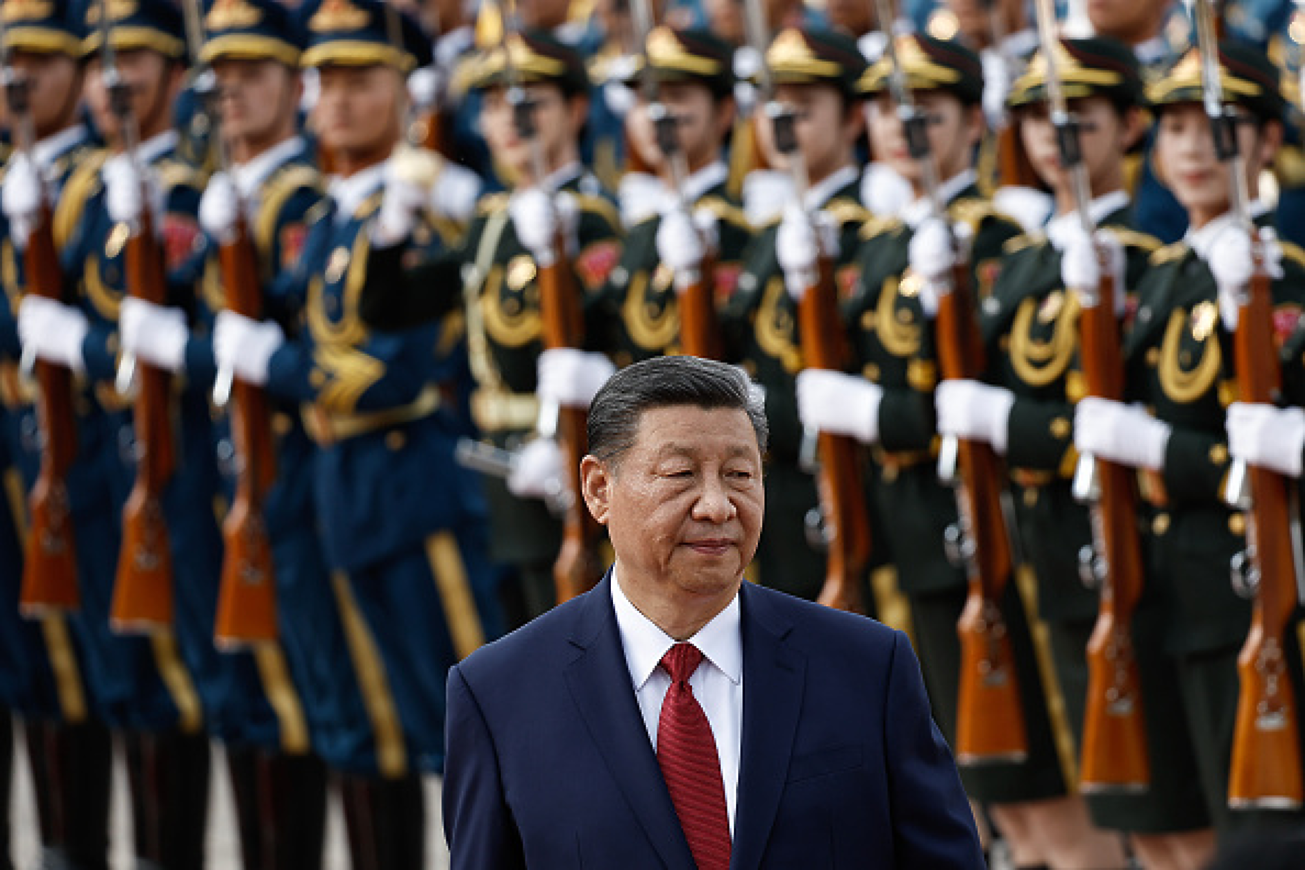 Bloomberg: Китайският лидер Си Дзинпин провежда най-голямата чистка на генерали от времето на Мао