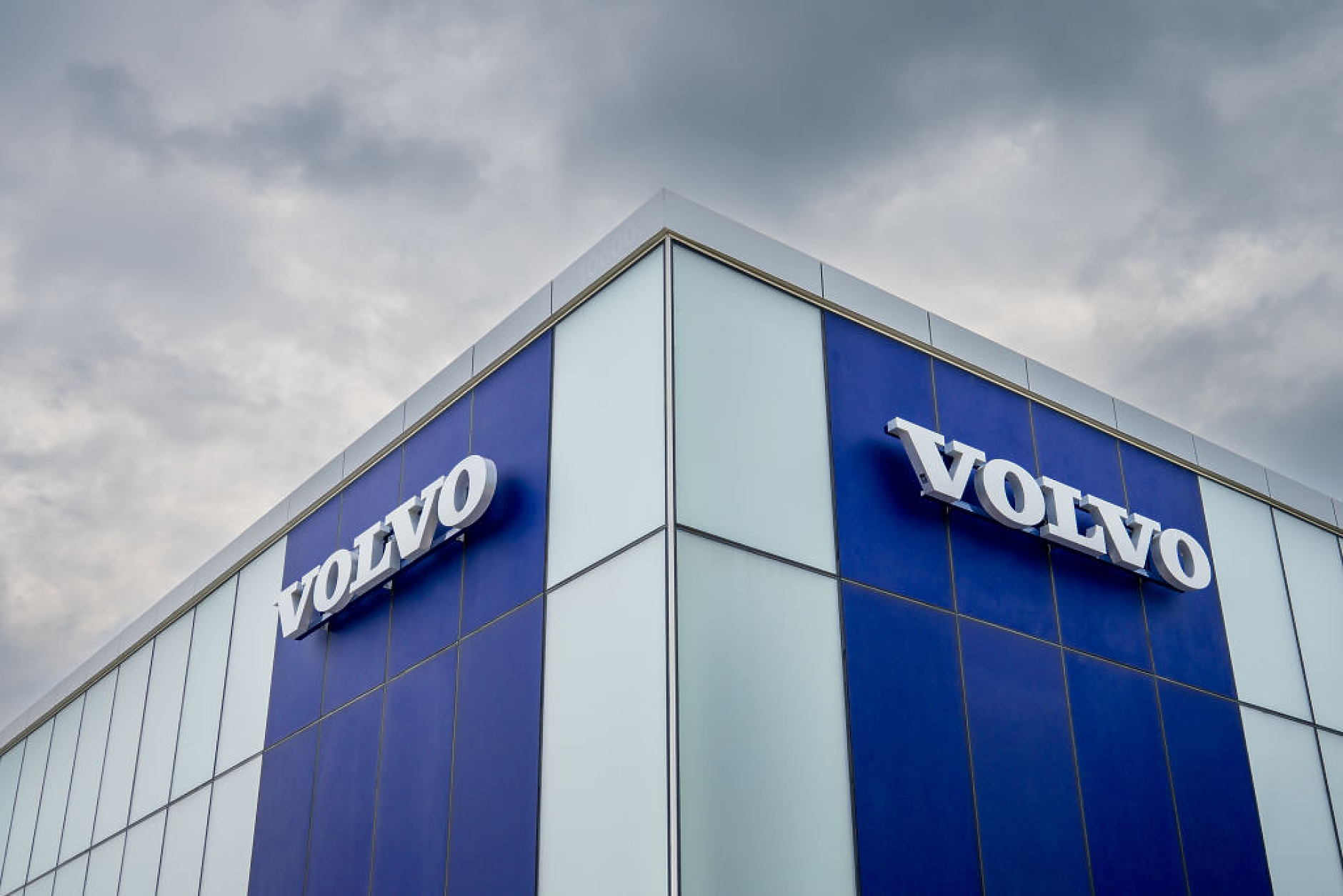 Продажбите на Volvo Cars през август са намалели с 9%