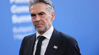 Нидерландският премиер Дик Схоф и неговият кабинет са изправени пред