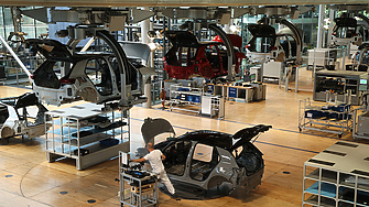 Западните автомобилни гиганти се борят с кризи на множество фронтове