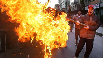 Протестиращи в Непал наричащи себе си Поколение Z нахлуха в