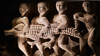 Водолази са извадили три древни статуи и воденичен камък от