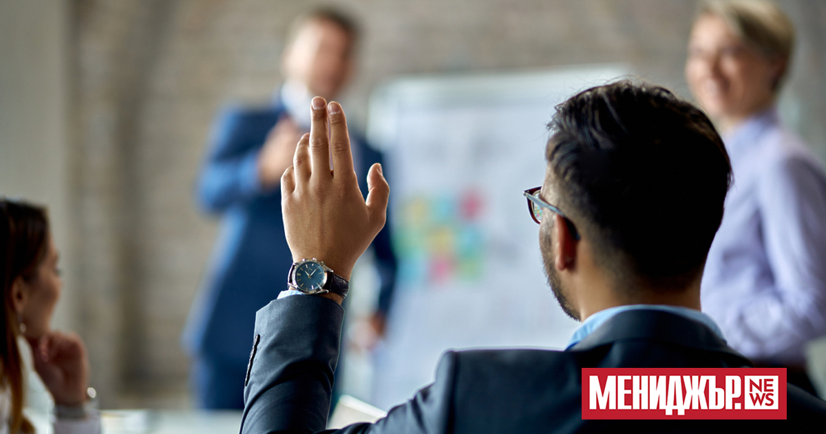 На среща сте, слайдовете се въртят, хората кимат, други си