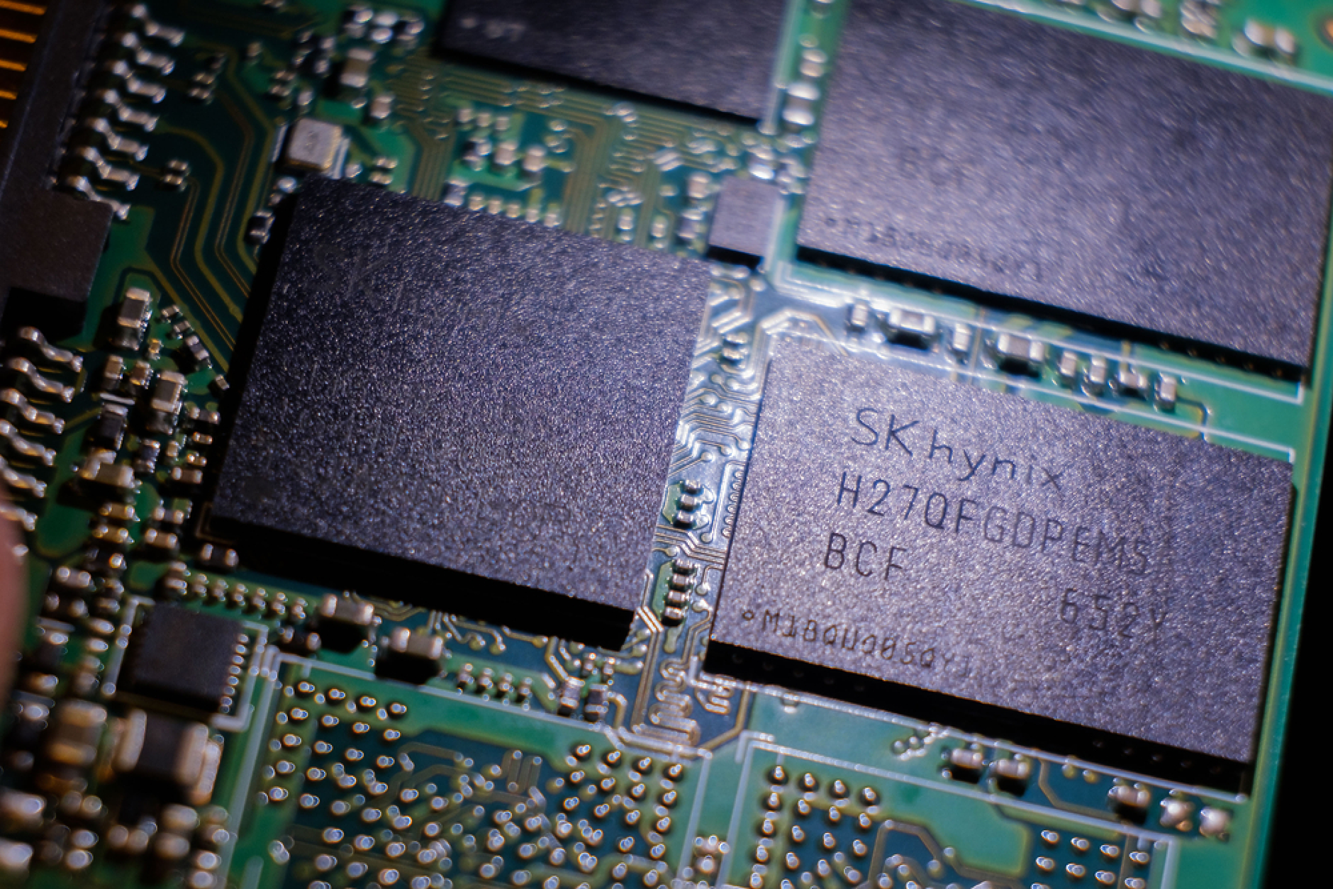 Акциите на Samsung и SK Hynix поевтиняха, тъй като САЩ затрудняват производството на чипове в Китай