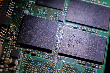 Акциите на Samsung и SK Hynix поевтиняха, тъй като САЩ затрудняват производството на чипове в Китай
