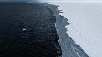 Най големият ледник в света наречен A23a в момента се носи