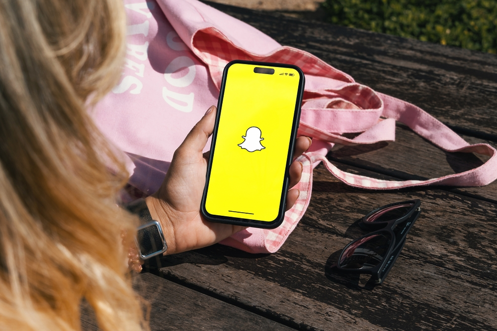 Обвиниха Snapchat, че позволява на наркодилърите да продават на малолетни