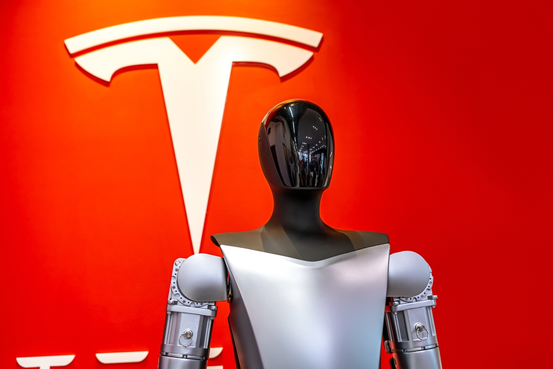 Роботи и роботаксита: Може ли Tesla да се превърне в компания с пазарна оценка от 8,5 трлн. долара?