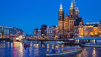 На вътрешния терминал Албласердам близо до Ротердам екипажът на H2