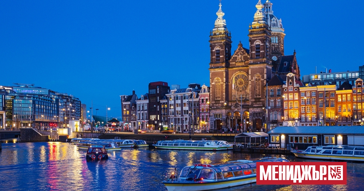 На вътрешния терминал Албласердам близо до Ротердам, екипажът на H2