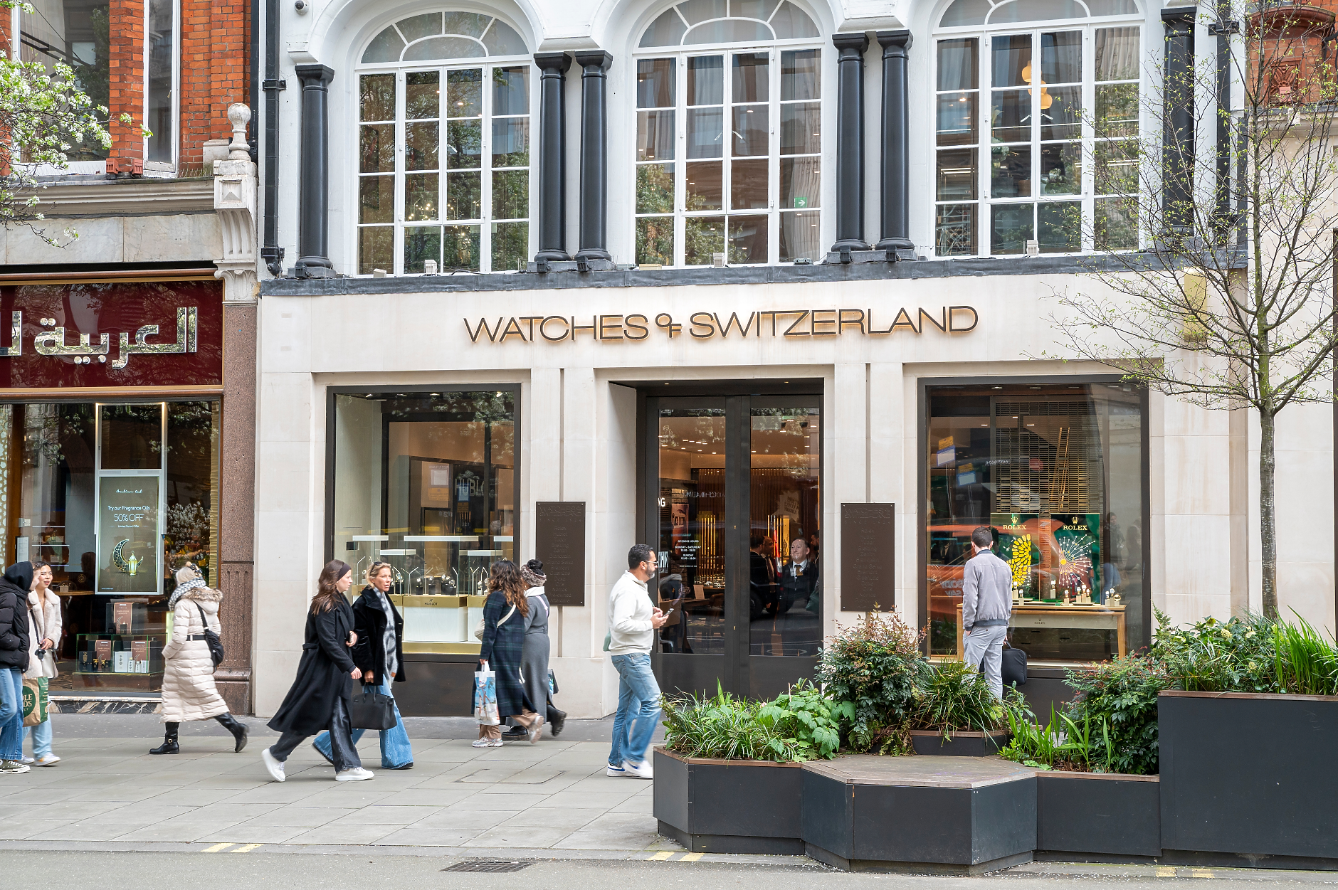 Watches of Switzerland не се влияе от американските мита, търсенето в САЩ остава стабилно