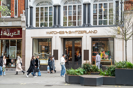 Watches of Switzerland не се влияе от американските мита, търсенето в САЩ остава стабилно