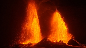 Огромни фонтани от лава се издигат на 30 метра височина