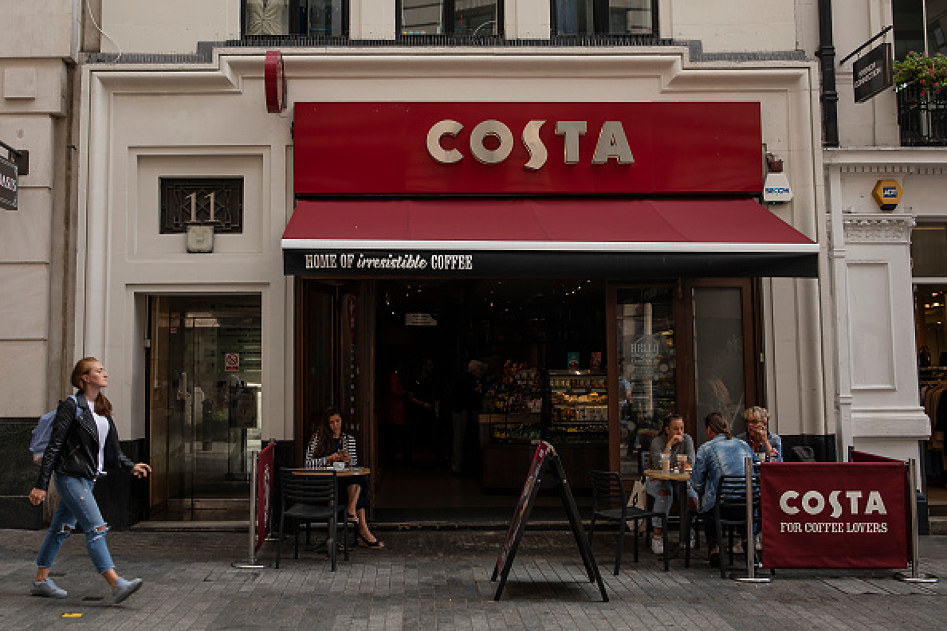 Инвестиционната компания Bain Capital е подала оферта за купуване на веригата  Costa Coffee