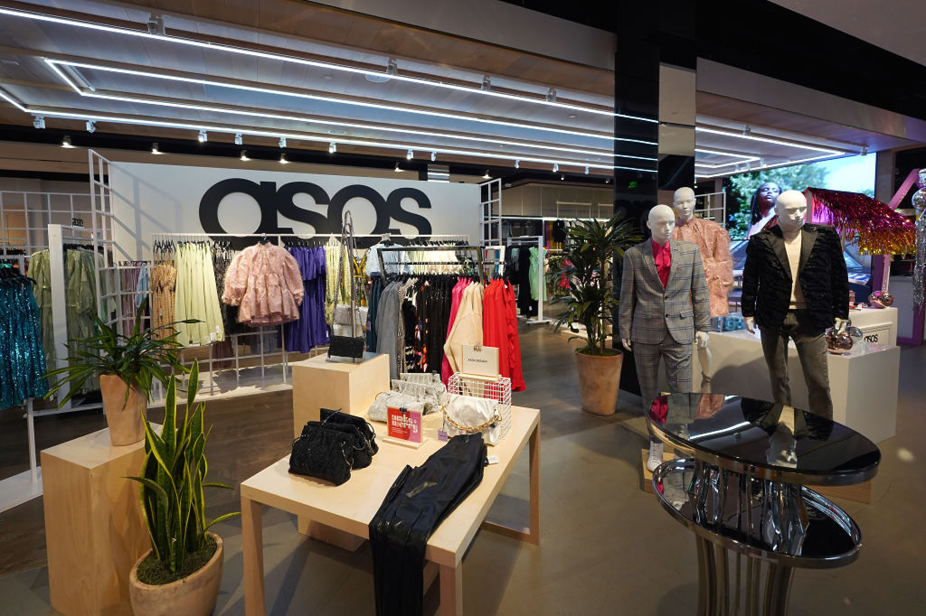 Asos понижава прогнозите си за продажбите на фона на трудна потребителска среда
