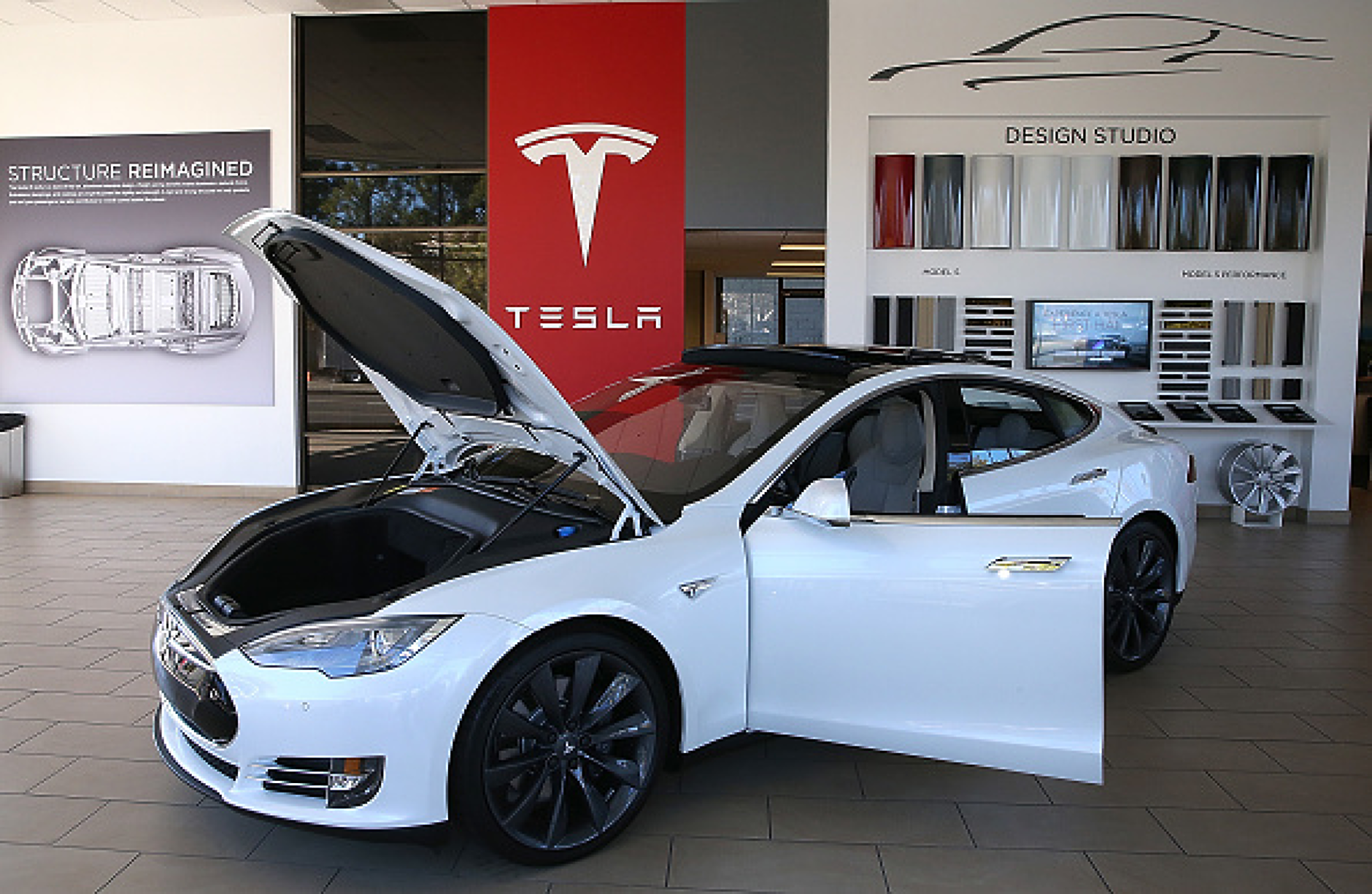 Tesla променя дизайна на дръжките за врати на колите след много случаи на блокиране