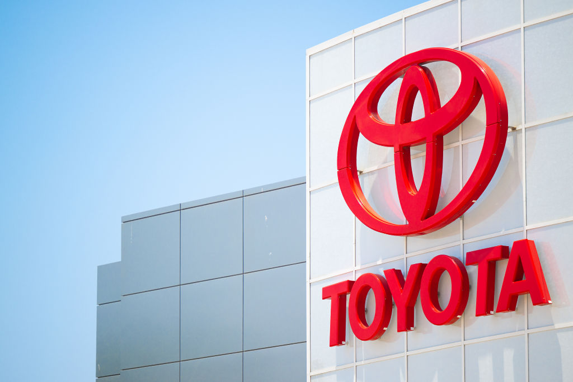 Продажбите на Toyota растат за осми пореден месец благодарение на силното търсене в САЩ
