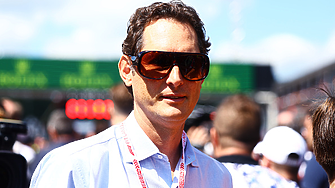 Шефът на Ferrari подари на папата волан от болида на Шарл Льоклер