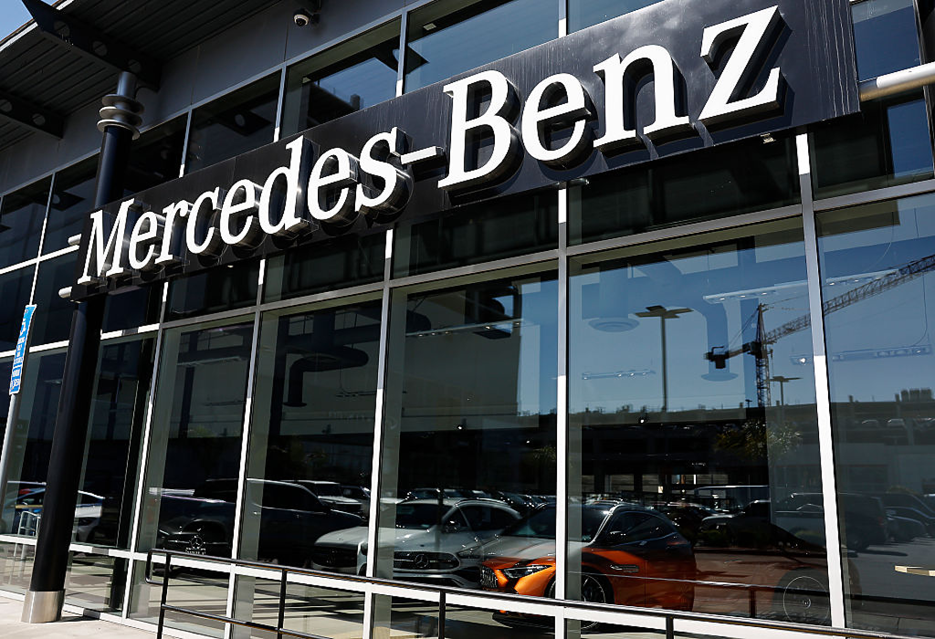 Mercedes намалява екологичния отпечатък на електромобилите с нисковъглероден алуминий