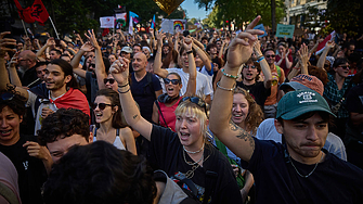 Стотици хиляди души излязоха по улиците на Франция вчера по