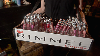 Coty проучва продажбата на Max Factor и Rimmel